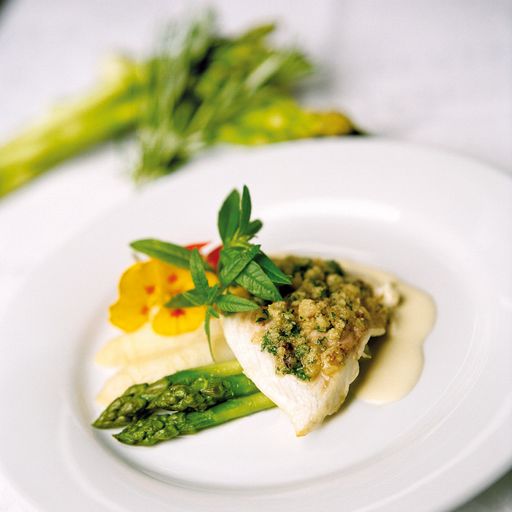 Bewusster Genuss mit nur  426 kcal: GOLDBRASSENFILET in Olivenkruste auf Krensauce  mit Spargelspitzen.
