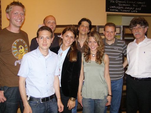 Vorschau Bild von v.l.n.r.: Bernhard Vosicky (Radio Arabella), Martina Ressmann (APA-OTS), Harald Sorger (Putz&Stingl), Thomas Mair (98,3 Superfly), Coshiva, Walter Strobl (98,3 Superfly), Thomas Wollert (Radioforen.de), Erich Félix Mautner (derStandard)