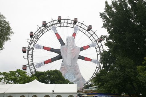 Ein verhüllter Tormann mit sechs Händen - wer nicht glaubt, dass so etwas möglich ist, besuche dieser Tage das Wiener Riesenrad. Dort haben die Betreiber mit Unterstützung von adidas einen überdimensionalen Goalie angebracht. Der Titan der "Impossible Goalie" - soll Donnerstagabend (19 Uhr) enthüllt werden.