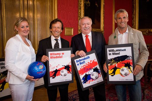  Präsentation der EURO-Willkommensplakate im Wiener Rathaus: Tormann-Legende Michael Konsel, Bürgermeister Michael Häupl, Gewista-Generaldirektor Karl Javurek, Kultur:plakat-Geschäftsführerin Daniela Grill (v.r.n.l.) KULTUR:PLAKAT/Agentur theform
