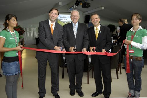 Eröffnung der Media  Lounge (v.li.): Tirols Wirtschaftslandesrat Hannes Bodner, Tirols Landeshauptmann  Herwig van Staa  und Christoph Platzgummer, Innsbrucks Vizebürgermeister und OK-Vorsitzender der Host City Innsbruck.
