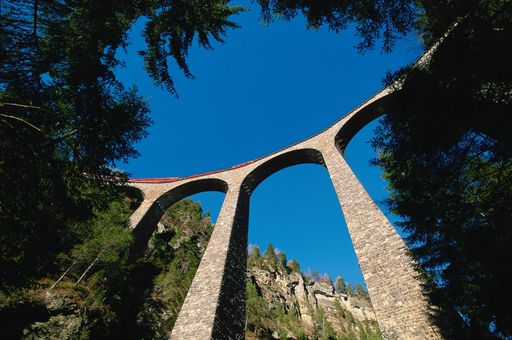 Höhepunkt der Reise mit dem Glacier Express: das Landwasserviadukt bei Filisur im Kanton Graubünden