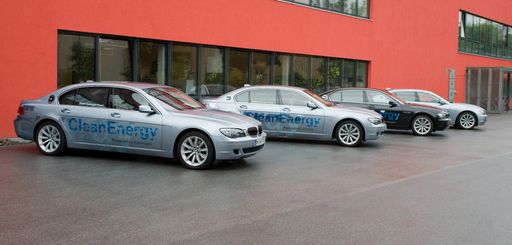 Ein Teil der BMW Hydrogen 7 Flotte - Der BMW Hydrogen 7 - das erste wasserstoffbetriebene Serienautomobil 
http://pressefotos.at/m.php?g=1&u=55&dir=200806&e=20080606_b&a=event