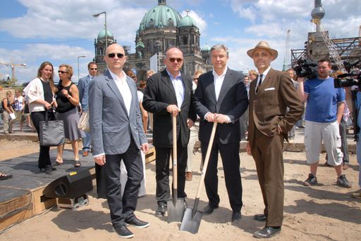 Spatenstich Kunsthalle Berlin, 6. Juni 2008, v.l.n.r. Künstler Gerwald Rockenschaub , Architekt Adolf Krischanitz, Bürgermeister von Berlin Klaus Wowereit und Direktor der Kunsthalle Wien Gerald Matt