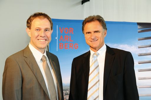 Kurz nach dem Anpfiff der Vorarlberger Sommersaison haben die Touristiker schon einen Treffer gelandet. Nach einem großen Medienecho rund um die Dreharbeiten zum neuen James-Bond-Film findet nun mit der Fankurve Bodensee ein einzigartiges Fußballfest statt.
Im Bild: Dir. Mag. Christian Schützinger, Geschäftsführer der Vorarlberg Tourismus GmbH (li.) und Wirtschaftslandesrat Manfred Rein.