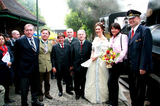 Vorschau Bild von Direktor Gunter Mackinger bei der Begrüßung der Ehrengäste vor dem gesegneten "Kaiserzug": v.l.n.r. Bürgermeister Heinz Schaden, Salzburg AG Vorstände Dr. Arno Gasteiger und Mag. August Hirschbichler, Bürgermeister Johannes Peinsteinger, Landeshauptmann Dr. Josef Pühringer, „Sisi“ - Maya Hakvoort, Landeshauptfrau Mag. Gabi Burgstaller und „Hausherr“ Direktor Gunter Mackinger, Geschäftsführer der Salzkammergutbahn GmbH.