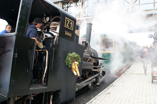  Die restaurierte Z 1 mit dem kaiserlichen Salonwagen nach der offiziellen Wiederinbetriebnahme nach 38 Jahren am Bahnhof Schafbergspitze.