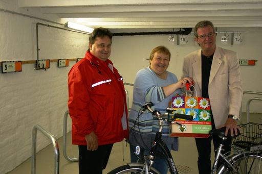 Vorschau Bild von Bezirksvorsteher Kurt Wimmer und ARBÖ-Wien-Direktor Herbert Hübner nehmen die ersten Radgarage in Betrieb.