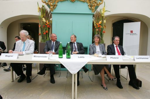  Seit 2005 hatte der Führungsnachwuchs dafür die auf die BEWAG maßgeschneiderten Inhouse-Lehrgänge der renommierten SanConsult Management-Akademie und Prof. Wagner von der Universität Wien besucht. v.l.n.r.: O. Univ.-Prof. Dipl.-Ing. Dr. Dr. h.c. Udo Wagner (Universität Wien, wissenschaftlicher Leiter), Mag. Josef Münzenrieder ( Vorstandsdirektor BEWAG-Gruppe), Ing. Mag. Hans Lukits ( Vorstandssprecher BEWAG-Gruppe), Mag. Pfisterer-Pollhammer (Leiterin SanConsult Management-Akademie), Prof. Dkfm. Dr. Hannes Lachhammer (Lehrgangsleiter)
http://pressefotos.at/m.php?g=1&u=68&dir=200806&e=20080607_s&a=event