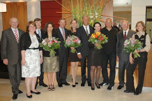  Firmenchef Mag. Heinrich Koller (7. v. l.) und Firmengründer Dkfm. Josef Koller (10.v.l.) umrahmt von den Gratulanten LHStv. Dr. Wilfried Haslauer (5.v.l.), Schauspieler Fritz Egger (3.v.r.) und langjährigen Mitarbeitern der Hotelgruppe: Harald Neumayr, Vizepräsident der K+K Hotelgruppe (ganz links), Susanne Eder (Reservierungschefin) (2.v.l.), Hoteldirektor Rudolf Schreiner (3.v.l.), Verkaufsdirektorin Dr. Gabriele Volsansky (4.v.l.), Barbara Schweitzer, Direktorin des K+K Palais Hotel (6.v.l.) Rezeptionschefin Christa Wiener (8.v.l.) und der Wirtschaftsleiterin Martina Ebner (ganz rechts).