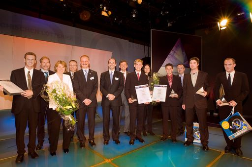 Die Gewinner des Technik fürs Leben-Preises 2008 mit ihren Betreuern und der Experten-Jury (v.l.n.r.) im Wiener Studio 44: Gerald Schnur, Robert Kordik, Gabriele Zuna-Kratky, Werner Timischl, Karl Strobel, Anthony Tosti, Helmut Eichlseder, Alexander Ornig, Maria Brandl, Robert Reiter-Haas, Peter Kalt, Christof Mülleder, Lukas Schauer