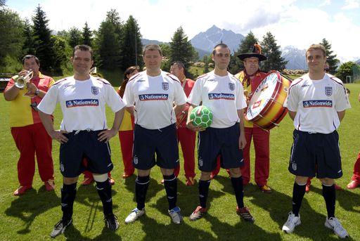 Sie sind Fußballfan und kennen diese Herren nicht? Es ist die fast echte englische Nationalmannschaft. Britisch Airways drehte in Tirol einen Werbespot. Und zwar mit elf Engländern, die genau so heißen wie die echte Nationalspieler. Das Motto: England ist doch bei der EM! von links: John Terry, Michael Owen, Marc "Wayne" Rooney und Steven Gerrard.