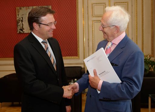 Vorschau Bild von Copyright: BMI/Alexander TUMA, 11.06.2008 Wien, Günther PLATTER und Ludwig ADAMOVICH,Übergabe des Abschlussberichtes der Evaluierungskommission für den Fall Natascha Kampusch
