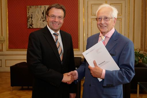 Copyright: BMI/Alexander TUMA, 11.06.2008 Wien, Günther PLATTER und Ludwig ADAMOVICH, Übergabe des Abschlussberichtes der Evaluierungskommission für den Fall Natascha Kampusch
