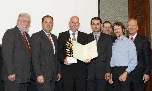 "Daphne" in Gold für neuartigen Stromspeicher: Chefredakteur a. D. Leopold Lukschanderl, Vorsitzender der "Daphne"-Jury, Umweltminister Josef Pröll, Cellstrom-Managing Director Johann Schweiger mit seinen Mitarbeitern, Chrefredakteur Klaus Fischer, KR Dr. Rudolf Bohmann, Herausgeber der Zeitschrift UMWELTSCHUTZ (v.l.n.r.)