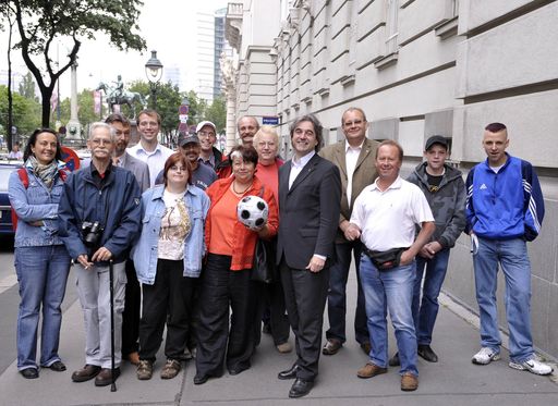 Sozialminister Erwin Buchinger und die 2. Wiener Landtagspräsidentin Prof. Erika Stubenvoll verabschieden vor dem Sozialministerium beeinträchtigte Fußballfans vor ihrer Fahrt zum EM-Match nach Klagenfurt