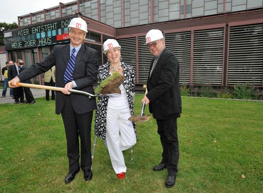 Belvedere: Spatenstich für das 20er Haus erfolgt. im Bild v.l.n.r. BM Dr. Martin Bartenstein (Wirtschaftsministerium), Dr. Agnes Husslein-Arco (Direktorin Belvedere), Adolf Krischanitz (Architekt)
http://www.pressefotos.at/main.php?g=1&u=1&dir=200806&e=20080613_b&a=event