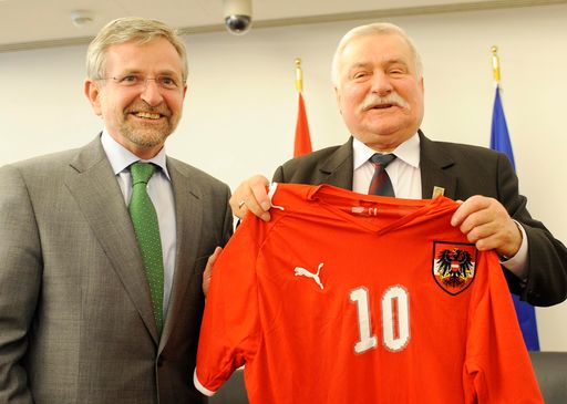 Vizekanzler Molterer überreicht Friedensnobelpreisträger Präsident a.D. Lech Walesa ein Österreich-Dress