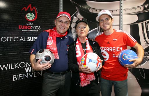 Official Superstore: Über 25.000 verkaufte Fanartikel am Kick Off-Wochenende! v.l.n.r.: Dr. Peter Wahle (Vorstand Intersport Eybl), Gabriele Fenninger (Vorstand Intersport Österreich), Reinhard Forstner (Projektleiter UEFA EURO 2008TM). 
http://pressefotos.at/m.php?g=1&u=52&dir=200806&e=20080613_r&a=event