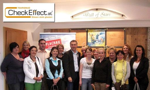  Die Teilnehmer des Workshops multiplizieren ab sofort Ihre Sommergäste. Cornelia Schierl von CheckEffect.at  (2.v.r. hi) und Michael Mrazek Web Marketing Spezialist von NCM.at  (Bild Mitte) mit den innovativen Touristikern aus Flachau.