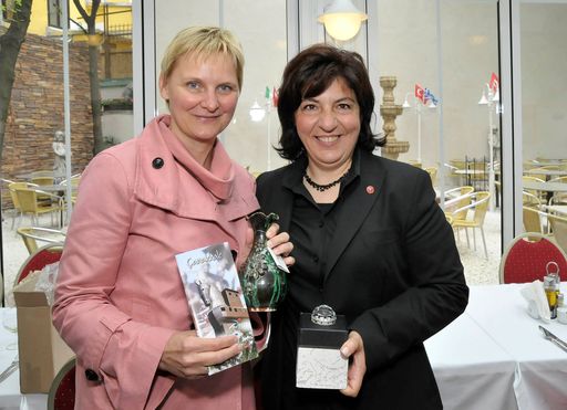 Integrations- und Frauenstadträtin Sandra Frauenberger und Schiedsrichterin Lale Orta