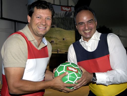 Vorschau Bild von Österreichs Skistar Stephan Eberharter (l.) und der deutsche Fußballstar Hansi Müller fiebern nicht nur dem Spiel Österreich gegen Deutschland entgegen, sondern auch dem "Cordoba der Lüfte" am kommenden Montag am Bergisel entgegen.