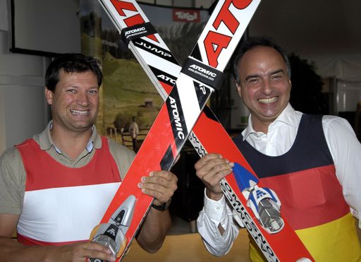  Österreichs Skistar Stephan Eberharter (l.) und der deutsche Fußballstar Hansi Müller fiebern nicht nur dem Spiel Österreich gegen Deutschland entgegen, sondern auch dem "Cordoba der Lüfte" am kommenden Montag am Bergisel entgegen.