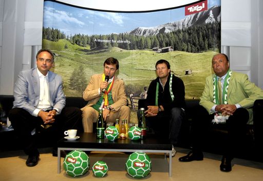  Große Resonanz finden die Medien-Talks in der Media Lounge Tirol der Tirol Werbung. Im Bild v.l.n.r.: Fußballlegende Hansi Müller, Josef Margreiter, Geschäftsführer der Tirol Werbung, sowie die Skilegenden Stephan Eberharter und Toni Sailer.