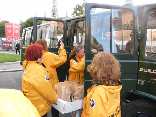 Vorschau Bild von Scientology Volunteer Minister verteilen in Wien während der EURO Erfrischungspakete für die Einsatzkräfte