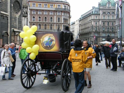 Scientology Volunteer Minister vom Fiaker aus im Einsatz