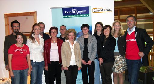  Die Teilnehmer des Workshops multiplizieren ab sofort Ihre Lieblingsgäste. Cornelia Schierl von CheckEffect.at  (2.v.li. vorne) und Michael Mrazek Web Marketing Spezialist von NCM.at (rechts außen) mit den innovativen Touristikern aus Bad Kleinkirchheim.