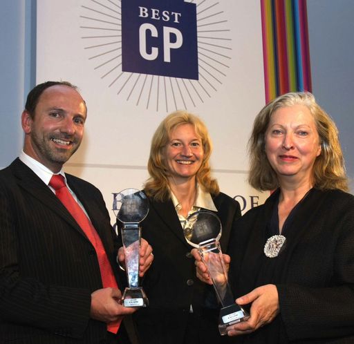 Dr. Bettina Loth (Mitte), Leiterin des Langenscheidtt Übersetzungsservice, verlieh im Rahmen des BCP-Awards in München den Preis für Internationale Kommunikation an Regine Smith Thyme, Chefredakteurin Gruner + Jahr Corporate Media (rechts), und Gernot Kade, Bereich internationale Werbung, bei MieleWeiterer Text über ots und www.presseportal.de -
Die Verwendung dieses Bildes ist für redaktionelle Zwecke honorarfrei. Abdruck bitte unter Quellenangabe: "obs/Langenscheidt Übersetzungsservice"