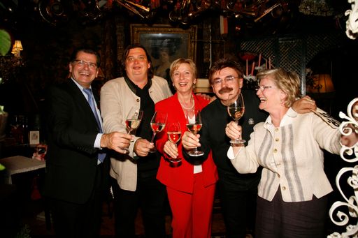  v.l.n.r.: Heimo Leitgeb (Direktor SAS-Radisson-Hotels Wien), Gerd Wolfgang Sievers (Buchautor "Genussland Österreich; Journalist und Koch), Anni Rehatschek (Graselwirtin, Niederösterreich), Gerhard Bocek (Patron des Marchfelderhof), Traudl Wolfschwenger (ORF; Aufgegabelt in Österreich), Foto: Meidl.