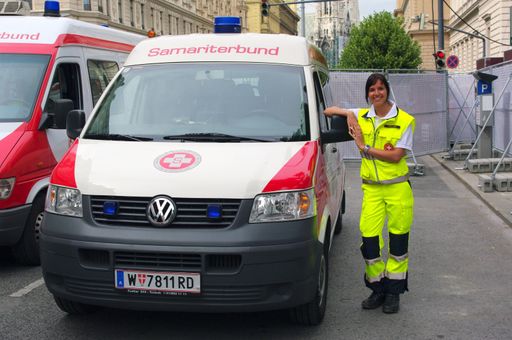 Vorschau Bild von Eine der schönsten Frauen der Welt sorgt derzeit in den Wiener Fanzonen für das gesundheitliche Wohl von Fußball-Fans aus ganz Europa: Susanne Zuber - 2002 zur 'Miss Italy' gewählt und siebente bei der Wahl zur 'Miss World' - unterstützt den Samariterbund eine Woche lang als Sanitäterin.