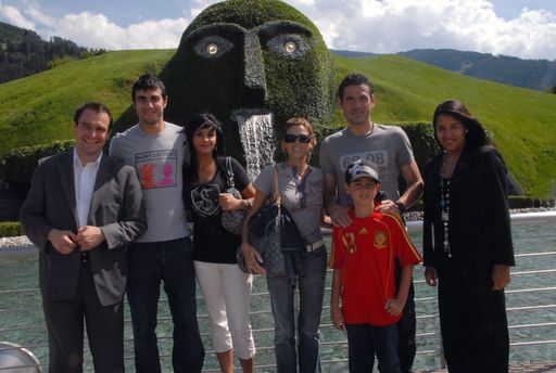 Christian Oberleiter (Swarovski Kristallwelten Marketing, links) und Rebecca Purtscheller (r.) begrüßten Raúl Albiol (2.v.li.) und Andrés Palop (2.v.re.) mit ihren Herzdamen und Palops Sohnemann Jorge in den Swarovski Kristallwelten in Wattens.