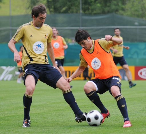  Auch im Training zeigen die spanischen Fußballstars Navarro und Villa vollen Einsatz.