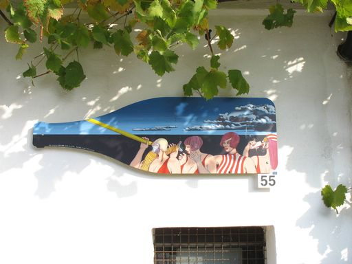 Viele Gründe gibt es, die Weinstadt Poysdorf zu besuchen: die ausgezeichneten Weine spielen immer wieder eine Hauptrolle dabei. So zum Beispiel als stimmige Verbindung zur Kunst: 126 überdimensional große Flaschenbilder laden ein, die Wein-Erlebnis-Welt in Poysdorf mit Führung oder auf eigene Faust kennen zu lernen.