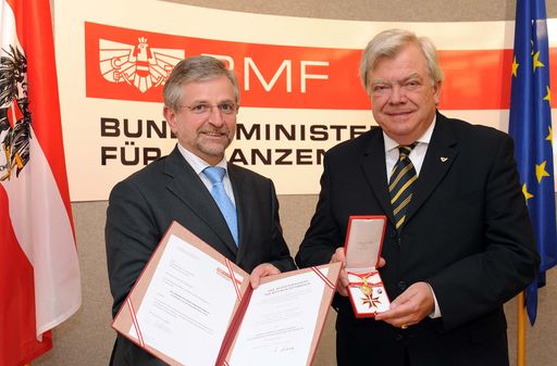 Vorschau Bild von Vizekanzler Molterer übergibt Ehrenzeichen an verdiente Manager Stoss und Wais