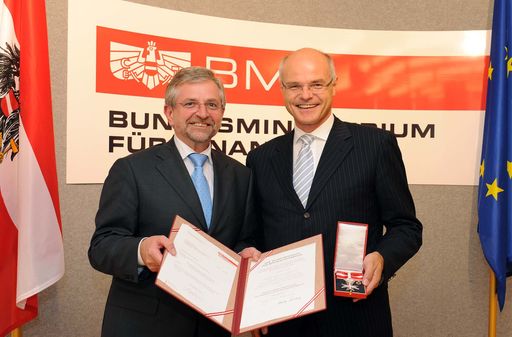 Vizekanzler Molterer übergibt Ehrenzeichen an verdiente Manager Stoss und Wais