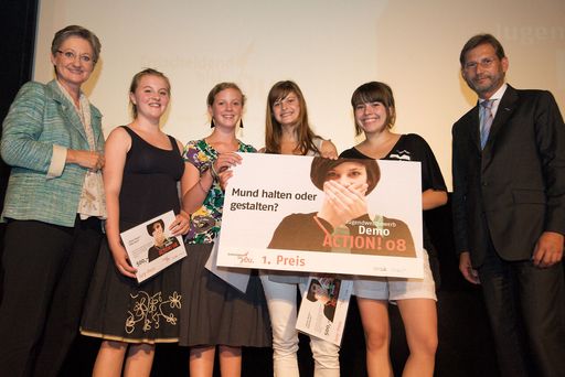 DemoACTION! Jugendwettbewerb: Auszeichnung der besten Beiträge durch Bundesministerin Dr. Claudia Schmied (ganz links) und Bundesminister Dr. Johannes Hahn (ganz rechts) am 25. Juni 2008 im Künstlerhaus Kino in Wien. Hier mit den Gewinnerinnen eines von fünf Jurypreisen für den Videobeitrag "Unser Baum - nase drevo" (Jugendliche aus Velden, Kärnten). Alle Beiträge und Fotos sowie allgemeine Informationen zur Demokratie-Initiative auf www.entscheidend-bist-du.at.