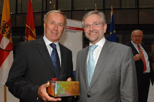 Vizekanzler Finanzminister Molterer dankt scheidendem Teamchef Hickersberger für die gelungene Euro 2008