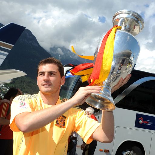 Vorschau Bild von Iker Casillas, Kapitän der spanischen Nationalmannschaft und Elfmeter-Held gegen Italien, hält den Europameister-Pokal in den Tiroler Himmel zur Begeisterung der zahlreichen Fans am Innsbrucker Flughafen.