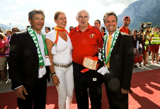 Spanien und Tirol - eine Erfolgsgeschichte: v.l. Die Harmonie zwischen Peter Schönherr, Bürgermeister von Neustift, Christine Meindl-Edenstrasser, Tirol Werberin und Spanien-Expertin, Luis Aragones, Teamchef von Europameister Spanien, und Christoph Platzgummer, Vizebürgermeister und OK-Chef von Innsbruck, war auch bei der herzlichen Verabschiedung spürbar.