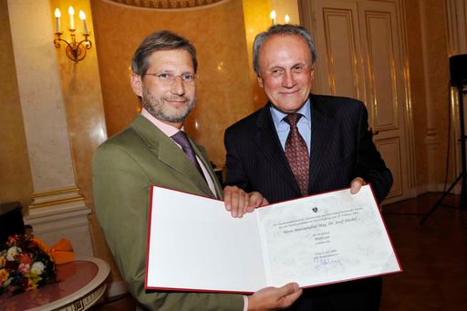 Überreichung des Berufstitels Professor an Dr. Josef Höchtl - Im Bild v.l.n.r.: Wissenschaftsminister Dr. Johannes Hahn überreicht das Dekret über die Verleihung des Berufstitels Professor an Dr. Josef Höchtl
http://pressefotos.at/m.php?g=1&u=38&dir=200807&e=20080704_n&a=event