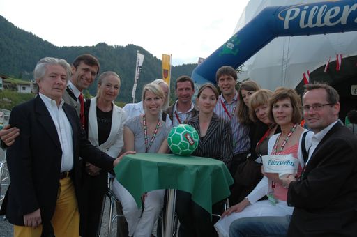 Josef Margreiter (2. v. l.), GF der Tirol Werbung, und Toni Wurzrainer (1. v. r.), begrüßten rund 60 Reiseveranstalter und Journalisten im Pillersee Tal, um Sie über das neue Angebot "Bike & Hike" der Tirol Werbung und elf beteiligter Tiroler Regionen zu informieren.