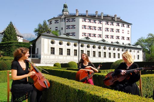Gambistinnen vor dem Spanischen Saal, Schloss Ambras