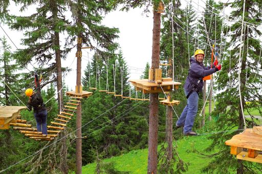 Brigitte Obermoser und Mike Tritscher klettern sich durch den Abenteuerpark auf der Planai
