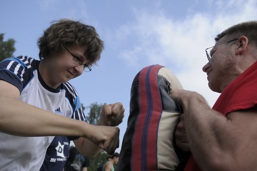 Camp D 2008: Aktiv sein - mit Diabetes.Über 700 betroffene Jugendliche trainieren gemeinsam mit ihren Betreuern beim Camp D 2008 vom 3. bis 6. Juli in Bad Segeberg. Die einzigartige Veranstaltung für junge Menschen mit Diabetes bot neben Information und Austausch ein umfangreiches Sportprogramm mit Kick Boxen, Fuiball, Beachvolleyball, Speedminton, Yoga und vielem mehr.