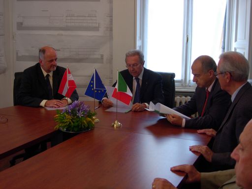 MedAustron kooperiert mit CNAO und INFN - Dr. Martin Schima, Geschäftsführer EBG MedAustron GmbH; Erminio Borloni, Präsident CNAO; Roberto Petronzio, Präsident INFN