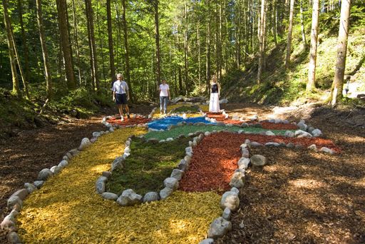 Im Adler-Labyrinth aus Rindenmulch in Scheffau legt man unnötigen Ballast ab und kehrt befreiter in den Alltag zurück.
